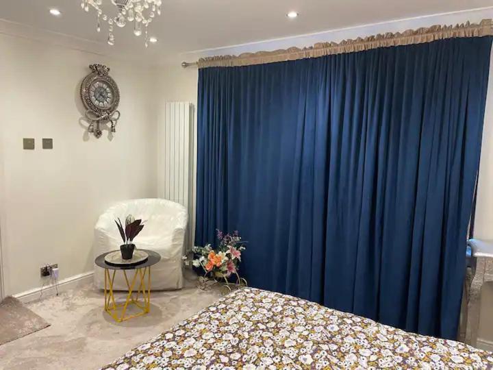 Beautiful Place To Live Near Heathrow Windsor Legoland & Free Parking Onsite Burnham  Exterior photo